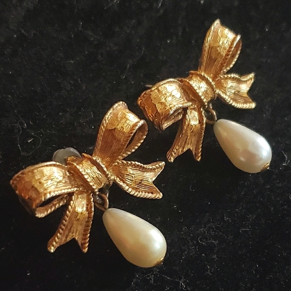 4/$20💃Bow Pin Goldtone Cream Faux Pearl Brooch. 🌴